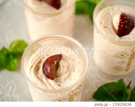 マロンのムース　ガラスプレートバージョン（ハイアングル　アップ） 23929836