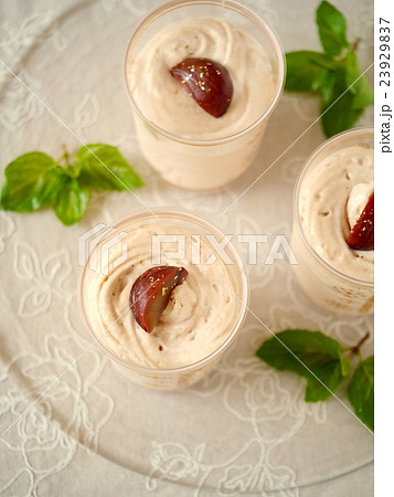 マロンのムース　ガラスプレートバージョン（ハイアングル） 23929837