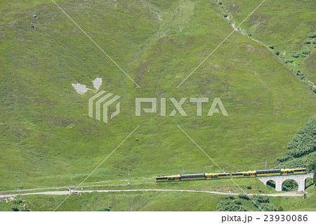 アルプスの山間を走るヴェンゲンアルプ鉄道 23930086