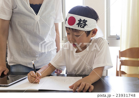 受験勉強をする幼稚園児 小学校受験 塾 母 汎用 合格はちまき 教える タブレットを横にの写真素材