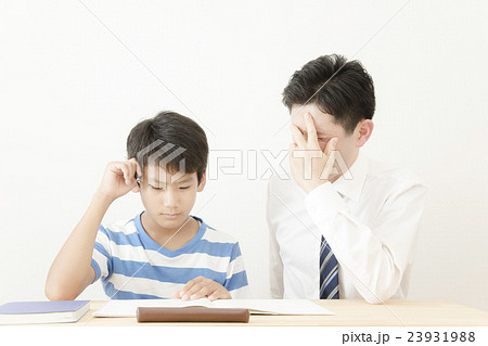 勉強する男の子と先生 勉強する男の子と先生 23931988
