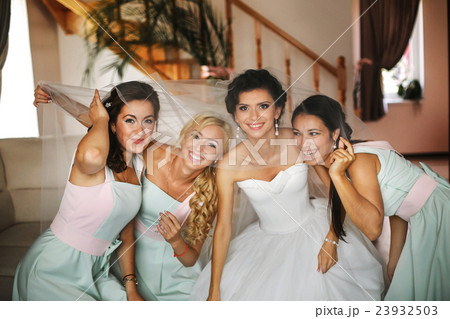 The happinest bride with bridesmaids 23932503