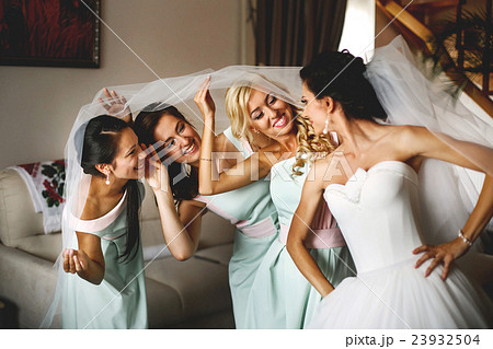 The happinest bride with bridesmaids 23932504