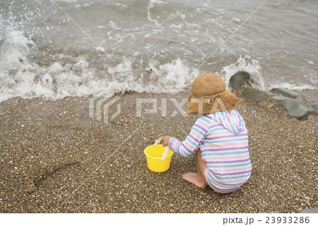 海で遊ぶ女の子 23933286