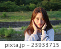 女性　夕方　笑顔 23933715