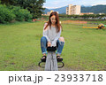 女性　夕方　笑顔 23933718