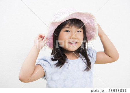 麦わら帽子をかぶる女の子の写真素材