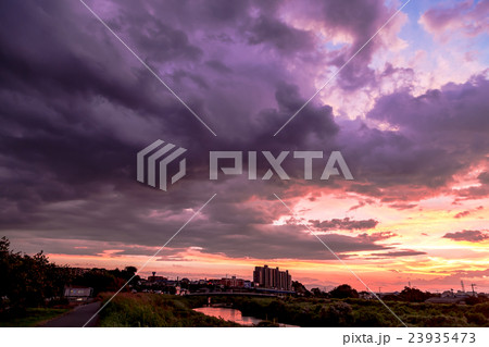 台風接近中の空 台風の季節 曇り空 夕方 夕暮れ 日暮れの空 真夏の空 コピースペース 文字スペース 台風接近中の空 台風の季節 曇り空 夕方 夕暮れ 日暮れの空 真夏の空 コピースペース 文字スペース 23935473