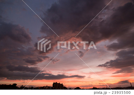 台風接近中の空 台風の季節 曇り空 夕方 夕暮れ 日暮れの空 真夏の空 コピースペース 文字スペース 台風接近中の空 台風の季節 曇り空 夕方 夕暮れ 日暮れの空 真夏の空 コピースペース 文字スペース 23935500