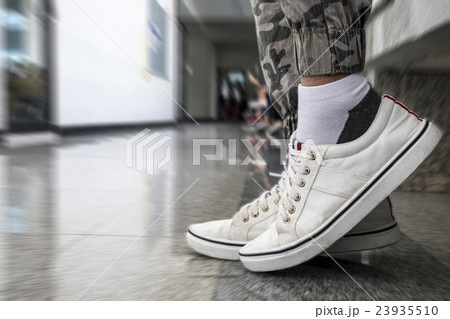White sneakers 23935510