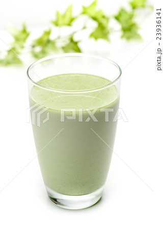 粉末の青汁と牛乳 23936141