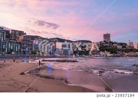 【静岡県】熱海・ホテル街とサンビーチの夕暮れ 23937184