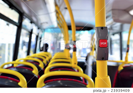 ロンドンバス、ダブルデッカーの2階車内 ロンドンバス、ダブルデッカーの2階車内 23939409