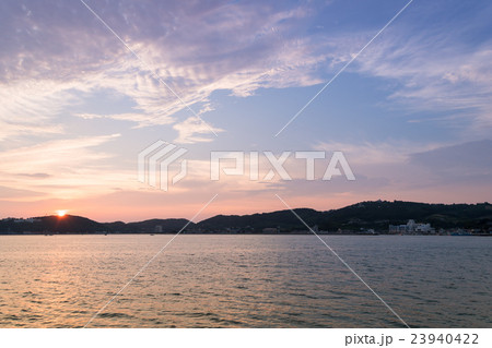 岡山県瀬戸内市牛窓町の海の夕景 岡山県瀬戸内市牛窓町の海の夕景 23940422