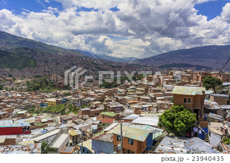 メデジンのロープウェイより市内 23940435