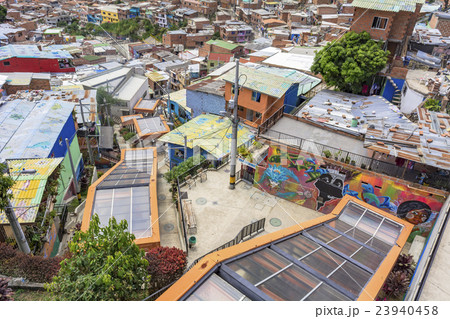 メデジンの町並みとエスカレーター 23940458