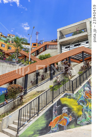 メデジンの町並みとエスカレーター メデジンの町並みとエスカレーター 23940459