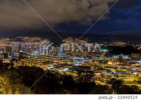 メデジンの街中夜景 23940524