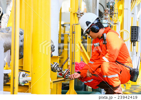 operator recording operation of oil and gas proces 23942419
