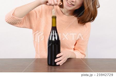 ワインの栓を開ける若い女性 ワインの栓を開ける若い女性 23942729