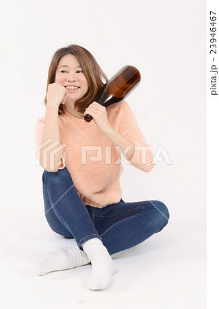 一升瓶を持つ若い女性 一升瓶を持つ若い女性 23946467