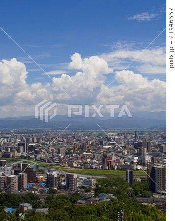 夏の市街地 23946557