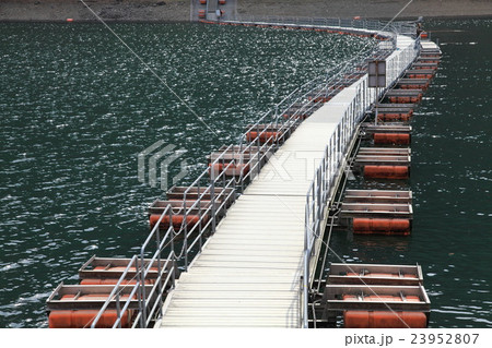 奥多摩湖の浮き橋 奥多摩湖の浮き橋 23952807
