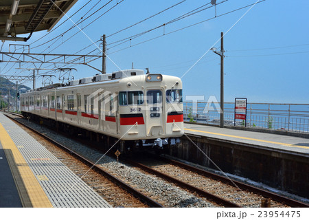 海沿いを走る山陽電車 23954475