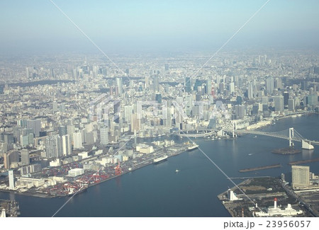 東京湾上空から東京港とレインボーブリッジ越しに皇居や東京都心を見る 東京湾上空から東京港とレインボーブリッジ越しに皇居や東京都心を見る 23956057