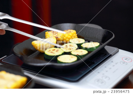野菜 ズッキーニ トウモロコシ 食べ物 鉄板焼き ホットプレート 調理 新鮮 食品 の写真素材