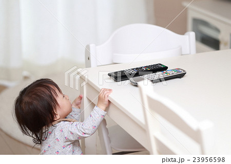 赤ちゃん いたずら (ベビー 幼児 女の子 1才 1歳 掴まり立ち TV テレビ ブルーレイ) 赤ちゃん いたずら (ベビー 幼児 女の子 1才 1歳 掴まり立ち TV テレビ ブルーレイ) 23956598