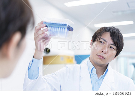 検査結果を確認する白衣を着た男性 検査結果を確認する白衣を着た男性 23956922