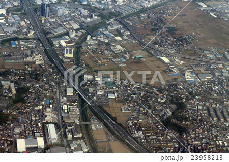 東名高速道路厚木インター付近を空撮 23958213