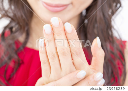 女性　美容　ハンドケア　ネイルサロン　イメージ　ボディパーツ　白バック　目線なし 23958289