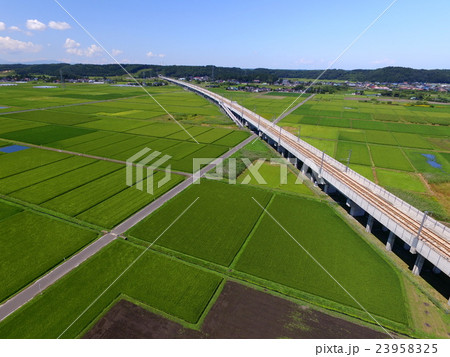 田園をはしる新幹線の線路 23958325