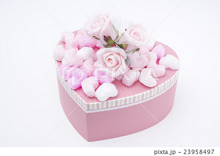 ハートのギフトボックスとバラの花 ハートのギフトボックスとバラの花 23958497