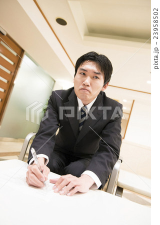 ビジネスマン　契約　面接　商談　 23958502