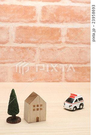 家 救急車 ミニカー レンガバック 家 救急車 ミニカー レンガバック 23958693