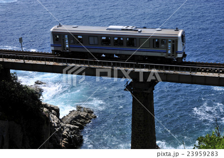 青い海の上を走る列車 23959283