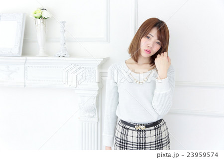 若い女性 ヘアスタイル 若い女性 ヘアスタイル 23959574