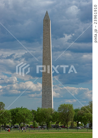 Monument of George Washington during a stormy day Monument of George Washington during a stormy day 23961910