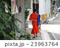 タイ　チェンマイの街で見かけたオレンジの袈裟の僧侶 23963764