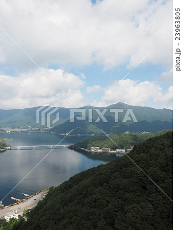 山梨県の河口湖天上山公園から見た緑が豊富な河口湖畔や山並み 山梨県の河口湖天上山公園から見た緑が豊富な河口湖畔や山並み 23963806