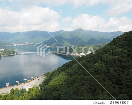 山梨県の河口湖天上山公園から見た緑が豊富な河口湖畔や山並み 23963807