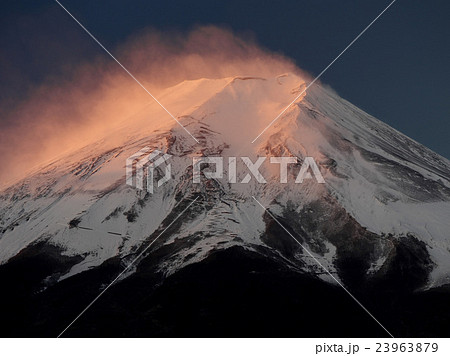 雪煙舞う山肌 23963879