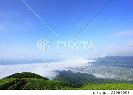 阿蘇カルデラをつくった巨大噴火の火砕流台地が緑に覆われ早朝に発生する雲海が絶景貴重な現象の阿蘇大観峰 23964603