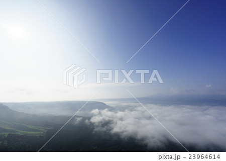 阿蘇カルデラをつくった巨大噴火の火砕流台地が緑に覆われ早朝に発生する雲海が絶景貴重な現象 23964614