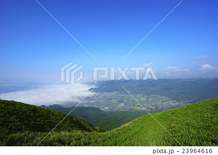 阿蘇カルデラをつくった巨大噴火の火砕流台地が緑に覆われ早朝に発生する雲海が絶景貴重な現象 23964616