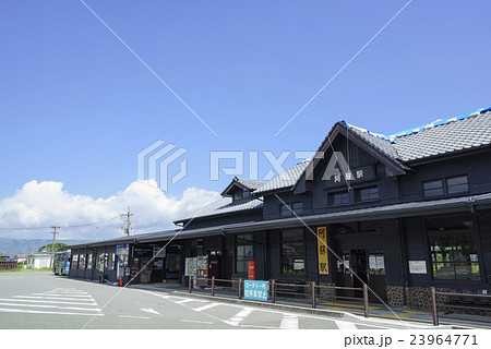 リニューアル後に熊本地震で被災した阿蘇駅の駅舎黒い外壁と青空のコントラストが綺麗 リニューアル後に熊本地震で被災した阿蘇駅の駅舎黒い外壁と青空のコントラストが綺麗 23964771