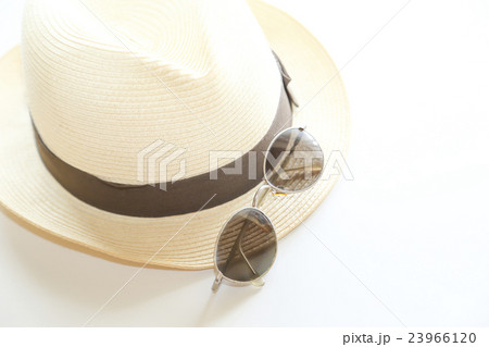 麦わら帽子とサングラス 23966120